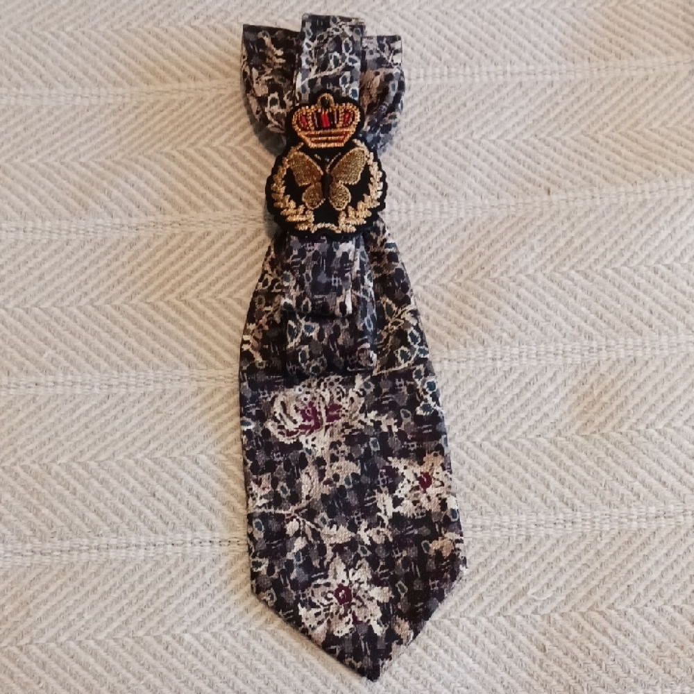 Elegant Black and Gray Patterned Tie with Emblem
